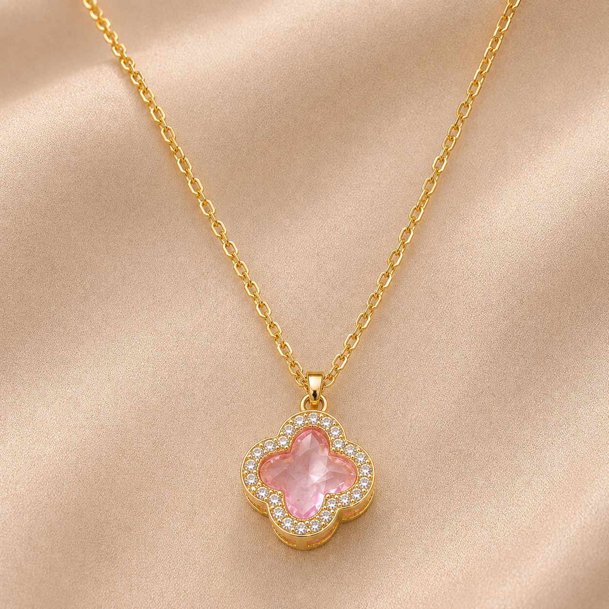 Collar dorado con dije de trébol