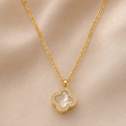 Collar dorado con dije de trébol