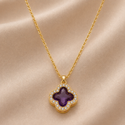 Collar dorado con dije de trébol