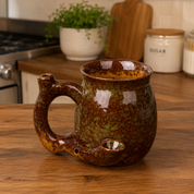 Taza de cerámica con pipa integrada