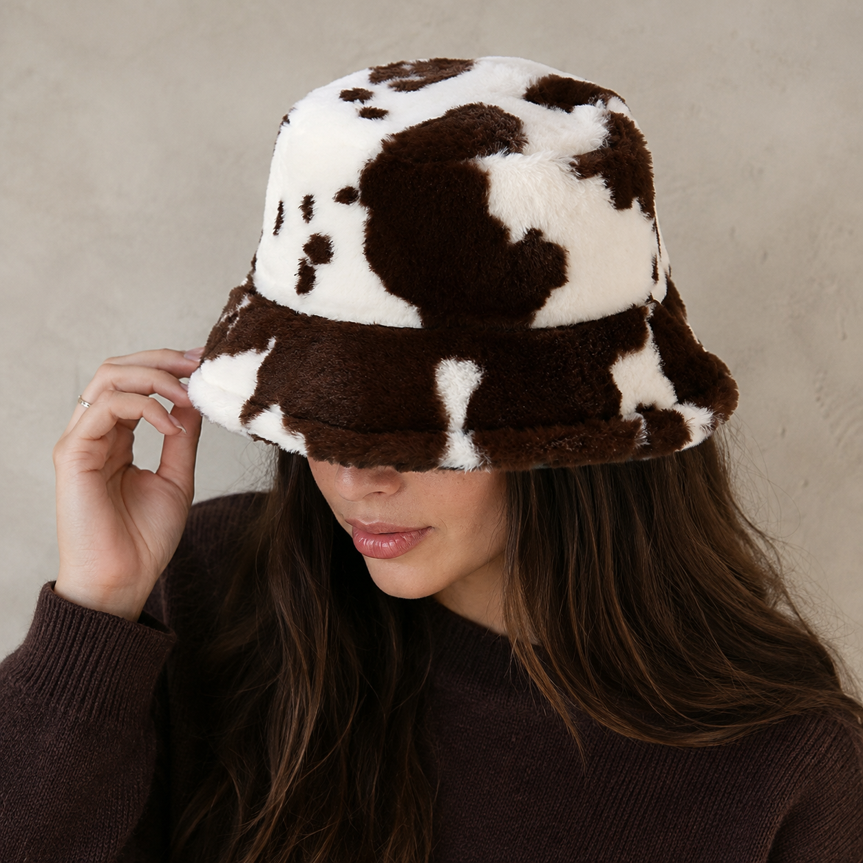 Bucket hat de peluche con estampado de vaca