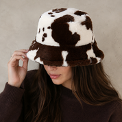 Bucket hat de peluche con estampado de vaca