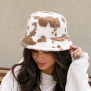 Bucket hat de peluche con estampado de vaca