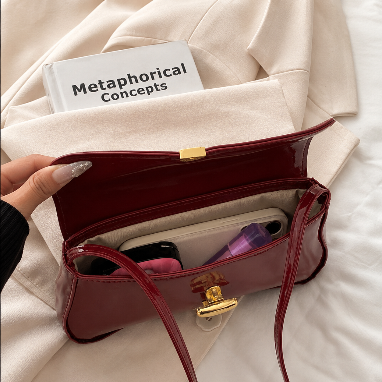 Bolsa de hombro efecto charol