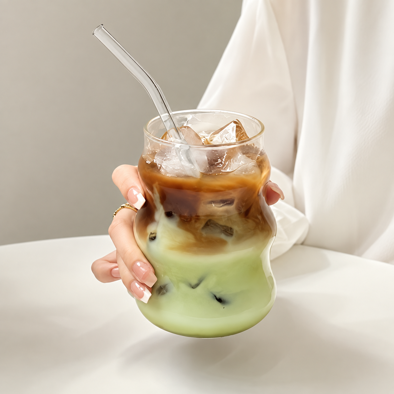 Vaso de vidrio con diseño ondulado liso
