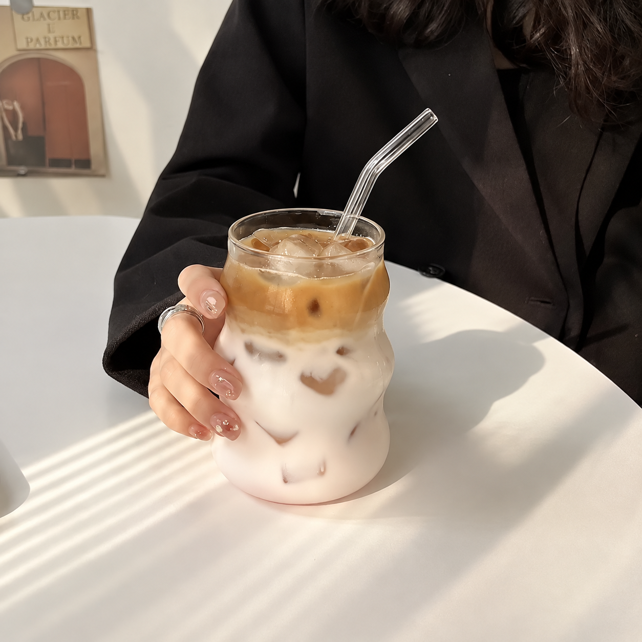 Vaso de vidrio con diseño ondulado liso