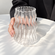 Vaso de vidrio con diseño ondulado con líneas
