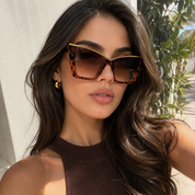 Lentes de sol oversized con marco dorado