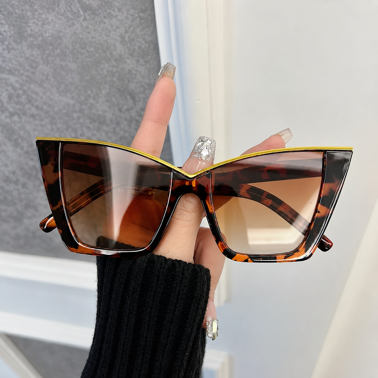 Lentes de sol oversized con marco dorado