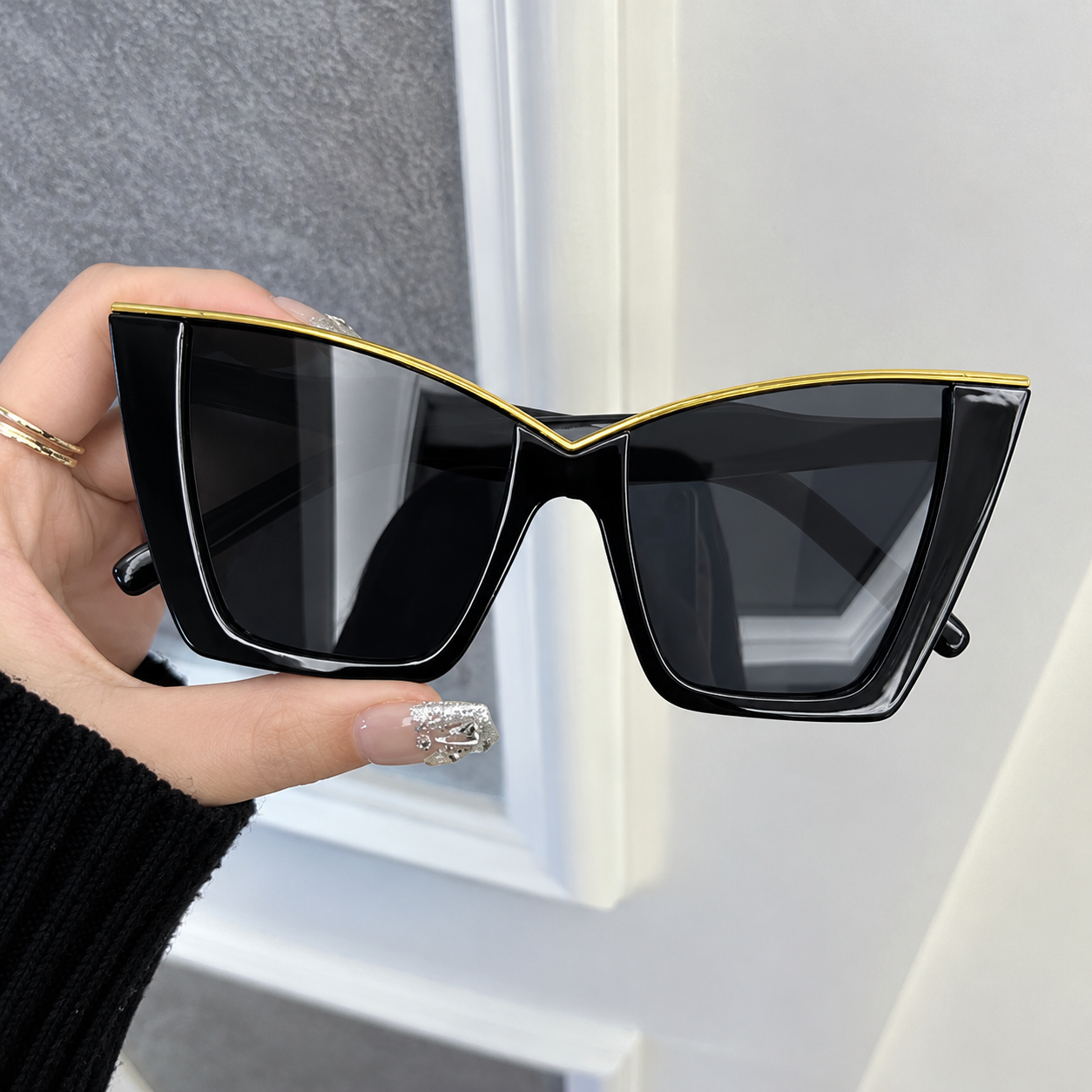 Lentes de sol oversized con marco dorado