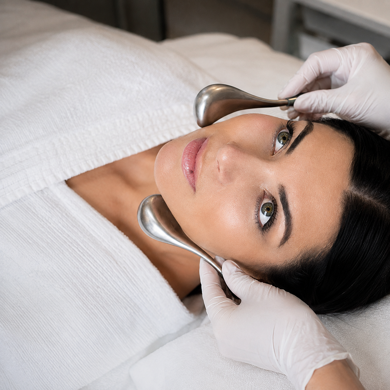 Masajeador facial metálico efecto frío
