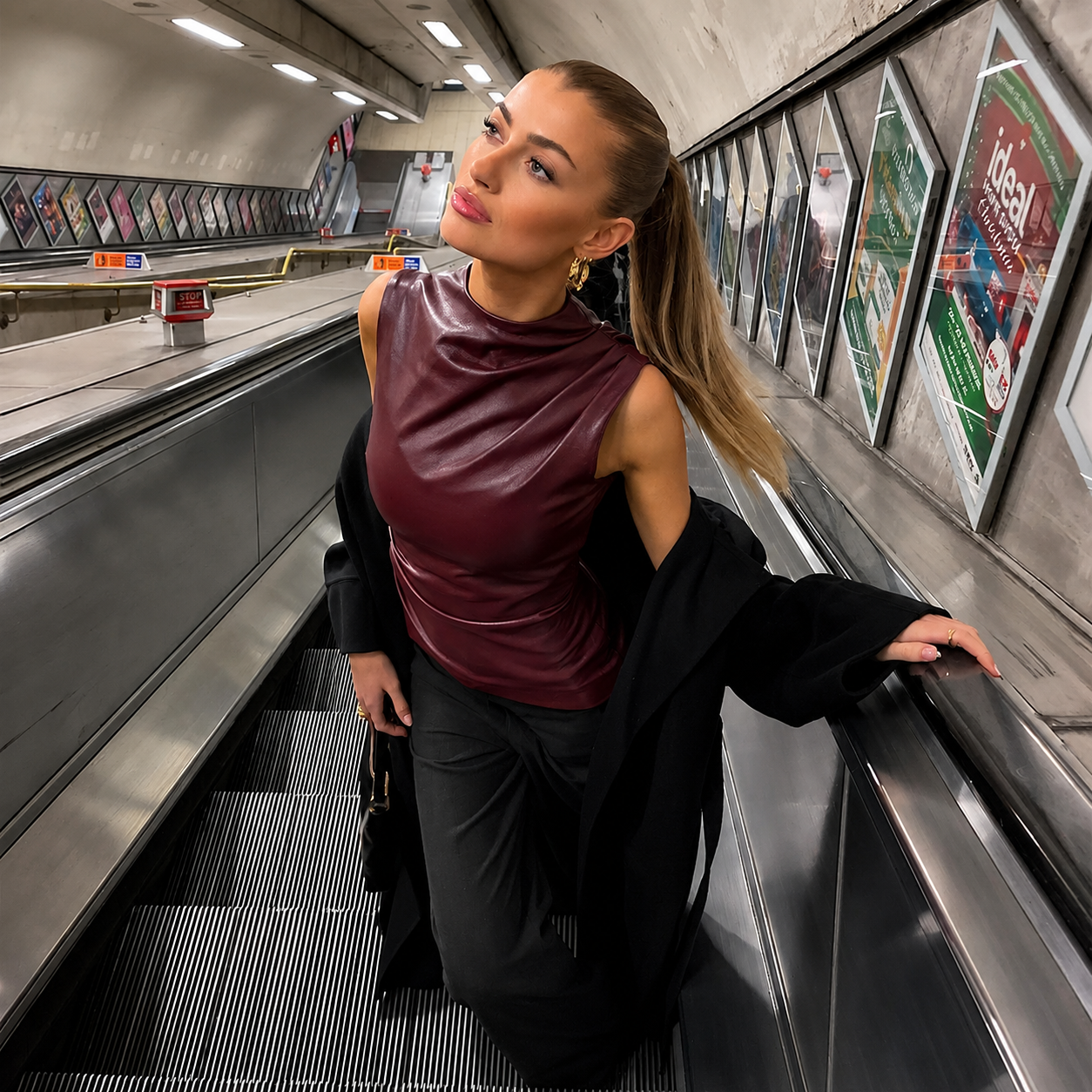 Blusa asimétrica sin mangas con cuello alto estilo cuerina