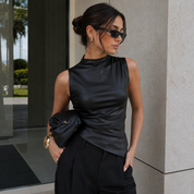 Blusa asimétrica sin mangas con cuello alto estilo cuerina
