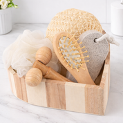 Set de cuidado personal en canasta en forma de corazón