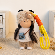 Llavero de muñeca con outfit