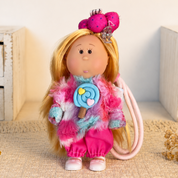Llavero de muñeca con outfit