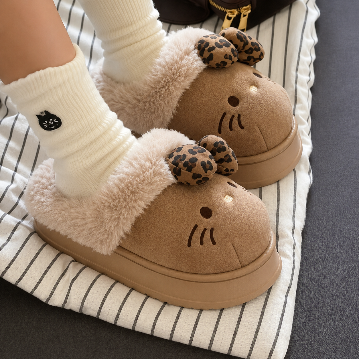 Pantuflas afelpadas con diseño de Hello Kitty