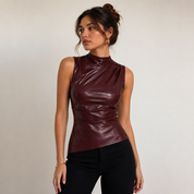 Blusa asimétrica sin mangas con cuello alto estilo cuerina