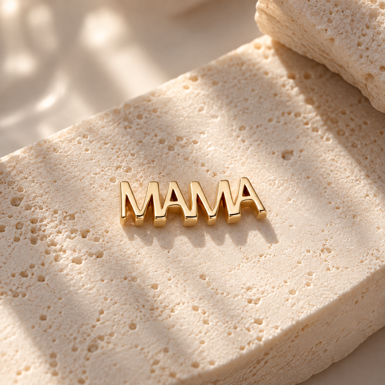 Colgantedorado_MAMA_sobrepiedracalida.png