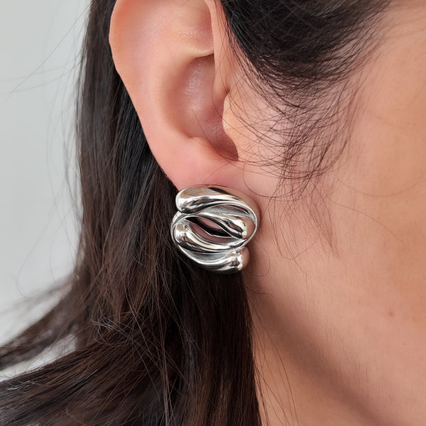 Aretes con diseño entrelazados