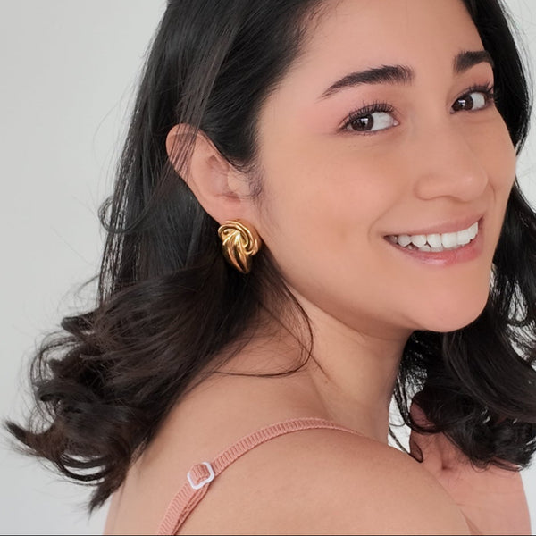 Aretes dorados con diseño de nudo