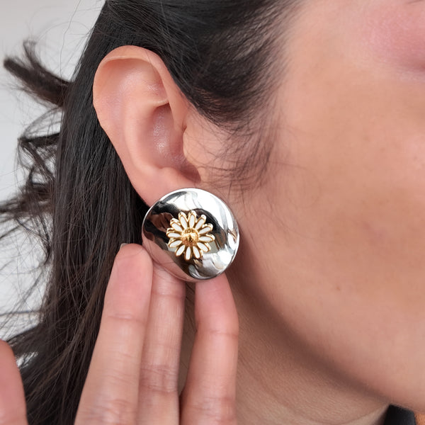 Aretes con diseño de margarita