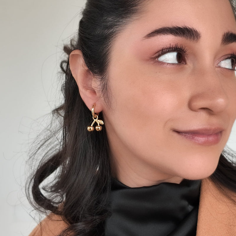 Aretes pequeños con diseño de cerezas