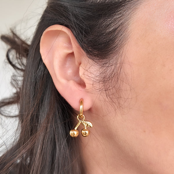 Aretes pequeños con diseño de cerezas