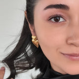 Aretes dorados de corazón doble