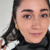 Aretes dorados de corazón doble