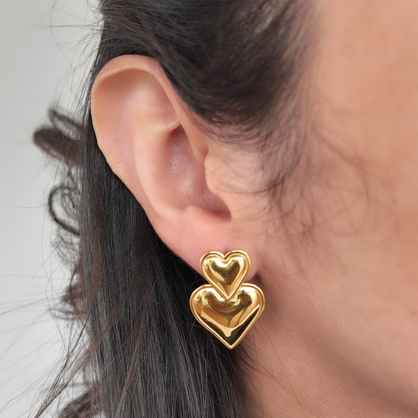 Aretes dorados de corazón doble