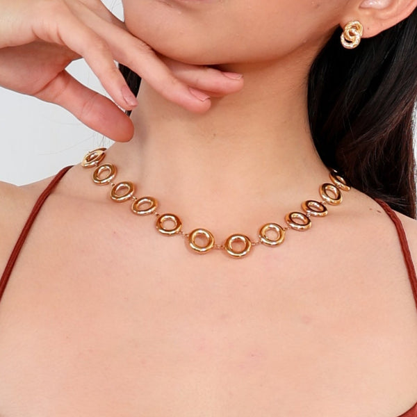 Collar de círculos dorados