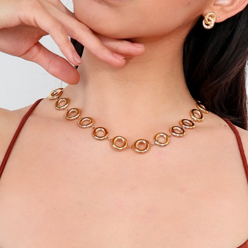 Collar de círculos dorados