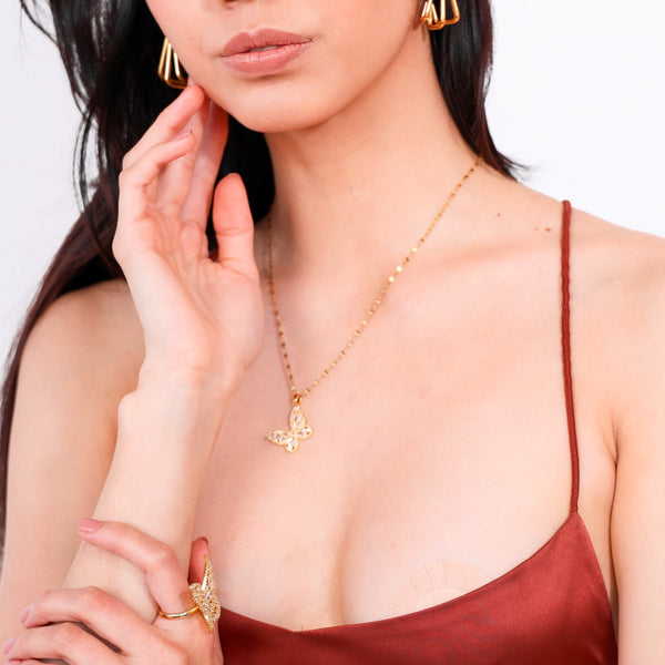 Collar dorado con dije de mariposa