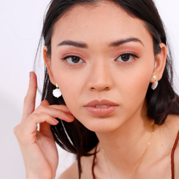 Aretes colgantes con diseño de concha