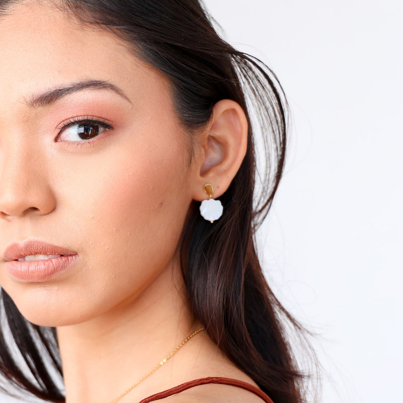 Aretes colgantes con diseño de concha