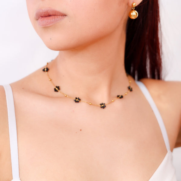 Collar con diseño de flores