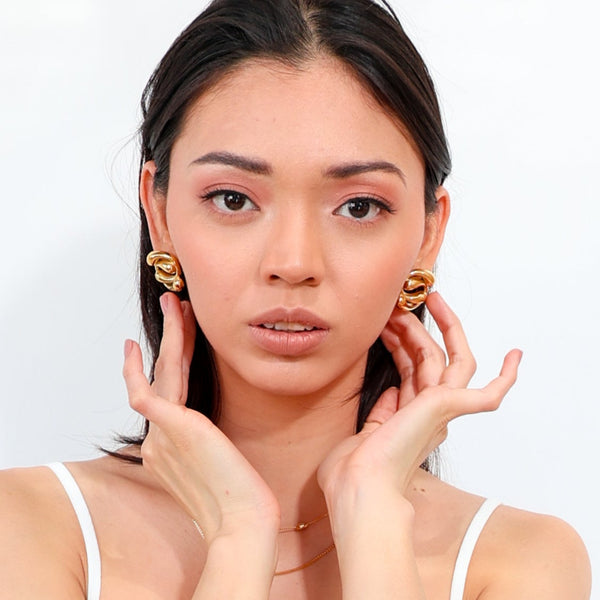 Aretes con diseño entrelazados