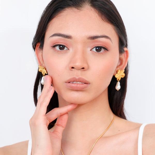 Aretes colgantes dorados