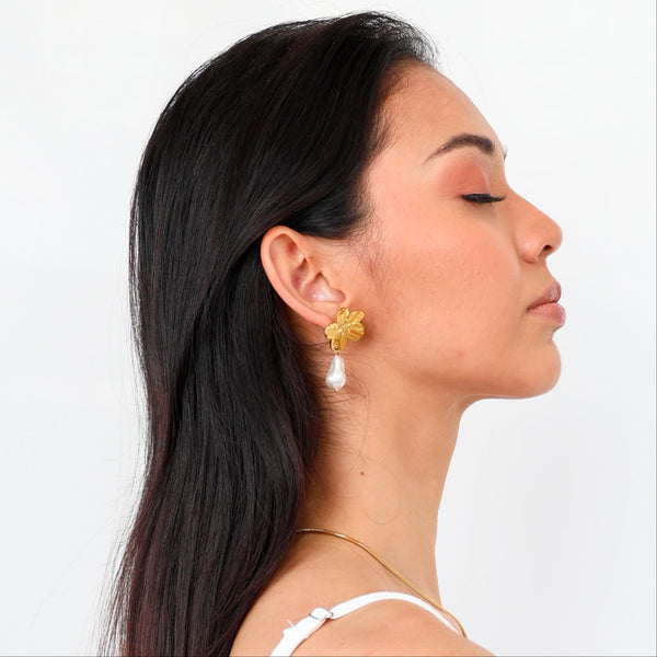 Aretes colgantes dorados