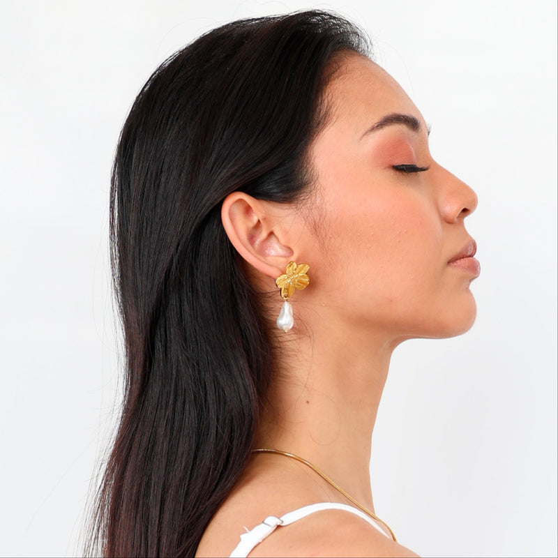 Aretes colgantes dorados