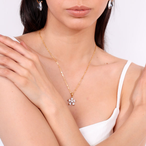 Collar dorado con dije de flor
