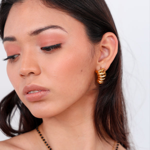 Aretes dorados adaptables
