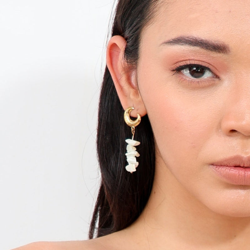 Aretes largos con diseño de luna .