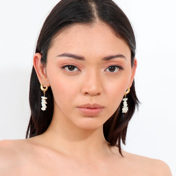 Aretes largos con diseño de luna .