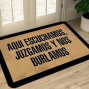 Alfombra de entrada con frase Aquí escuchamos, juzgamos y nos burlamos