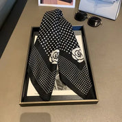 Pañuelo negro estampado