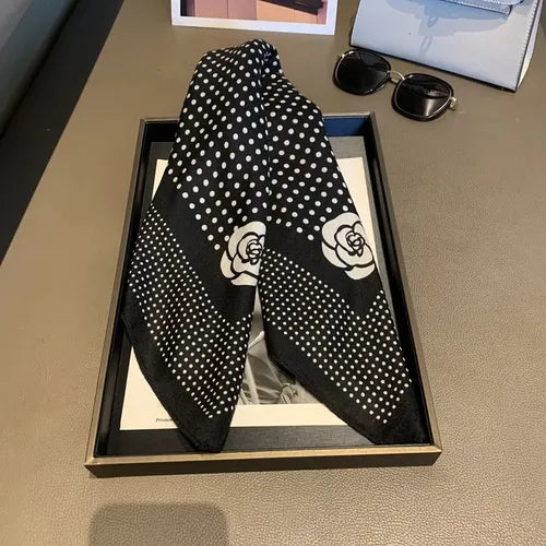 Pañuelo negro estampado