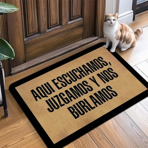 Alfombra de entrada con frase Aquí escuchamos, juzgamos y nos burlamos