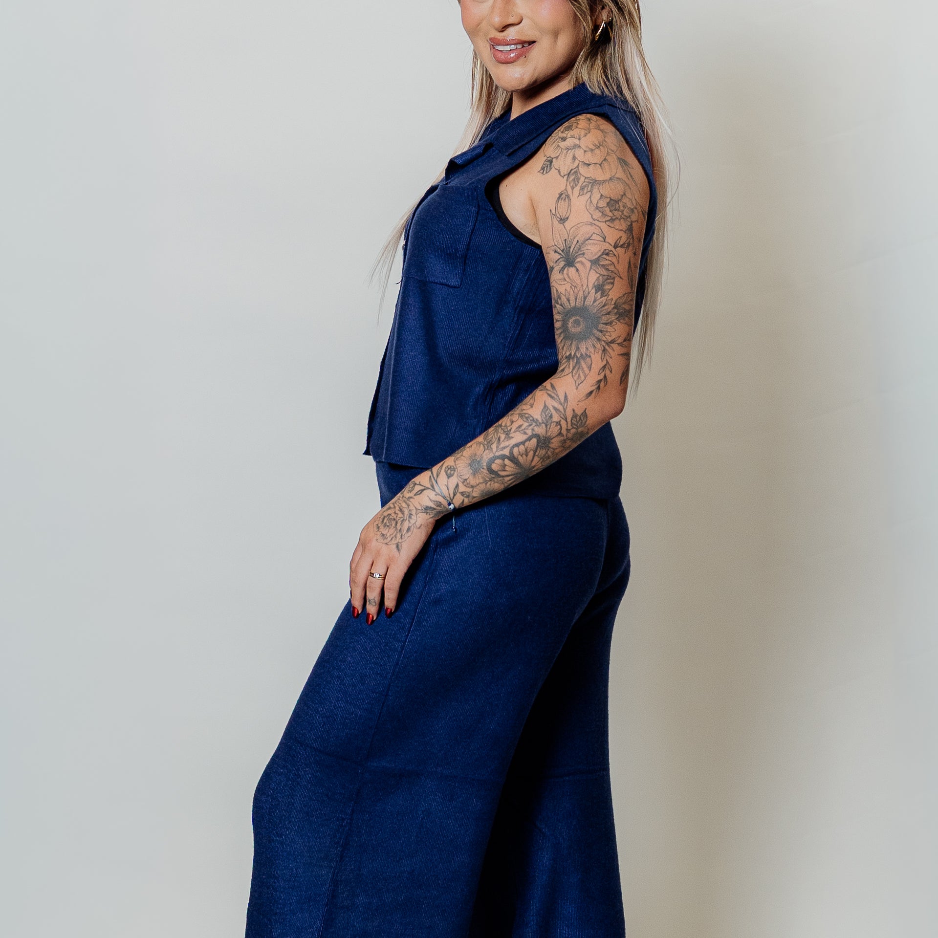 Conjunto de dos piezas sin mangas tipo camisa y palazzo